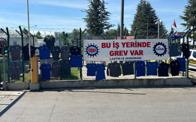 P&G fabrikasında grev sürüyor! İş kıyafetlerini fabrikanın tellerine astılar - Resim : 2