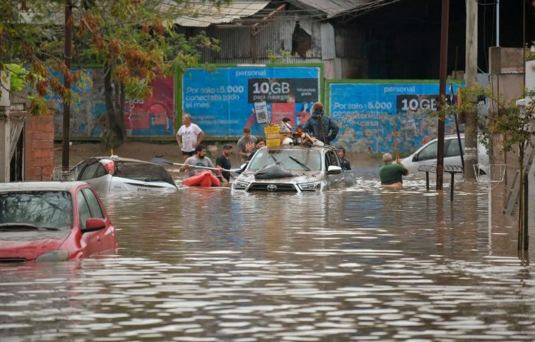Arjantin'de sel felaketinde can kaybı 16'ya yükseldi! Messi başsağlığı diledi - Resim : 1