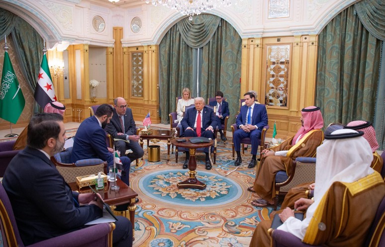 ABD Başkanı Trump, Suriye Cumhurbaşkanı Şara ile görüştü - Resim : 2