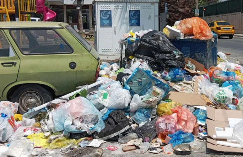 İzmir’de 2 Bin 700 belediye işçisi grevde! Çöpler sokaklarda birikti - Resim : 1