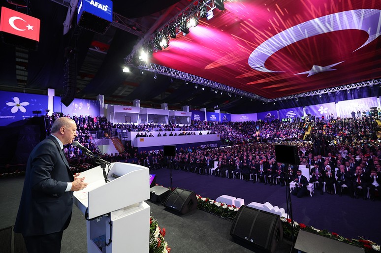 Deprem anması 'icraat' şovuna dönüştü... Cumhurbaşkanı Recep Tayyip Erdoğan Adıyaman'da 6 Şubat anmasında - Resim : 1