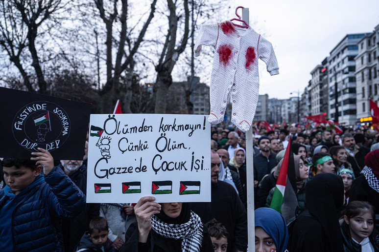Şehitlerimiz ve Gazze için Galata’da buluştular - Resim : 2