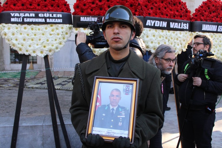 Şehit Komando Binbaşı Murat Kemal Yetişen kızının doğum gününde toprağa verildi... Babaya son bakış - Resim : 4