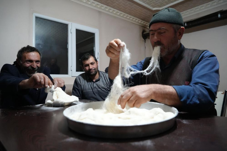 Bayburt'ta üretiliyor! Ramazan ayının aranan lezzeti! Yapımı saatlerce sürüyor dakikalar içinde tüketiliyor - Resim : 2