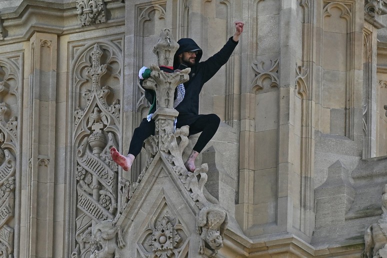 Big Ben'e tırmanıp Filistin bayrağı açmıştı: O protestocu mahkemeye çıkarılacak - Resim : 2