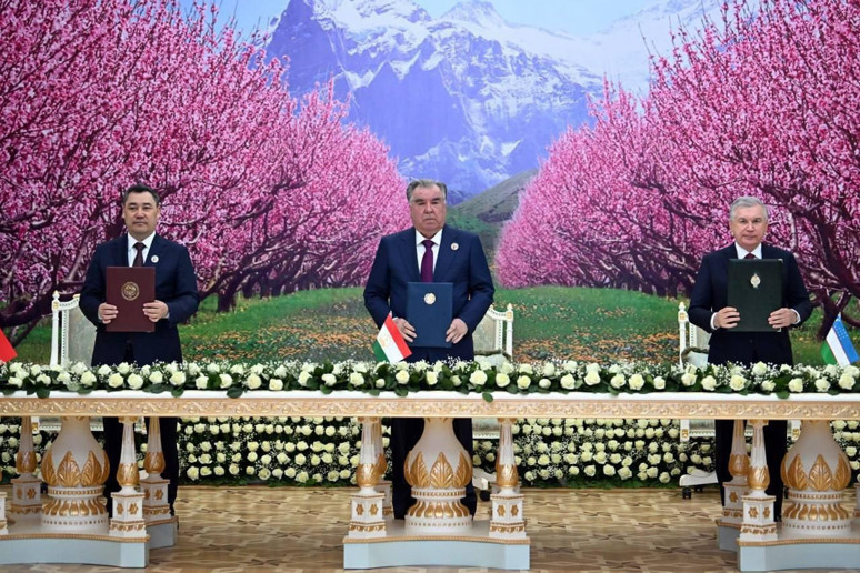 Kırgızistan, Özbekistan ve Tacikistan arasında üçlü zirve ve sınır anlaşması - Resim : 1