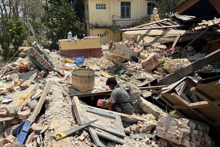 Depremin bilançosu ağırlaşıyor: 3 bin 85 kişi hayatını kaybetti - Resim : 1