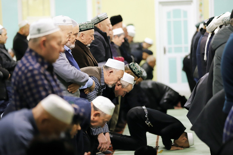 Ak Mescit Camiî İmamı Rahmetullah: Dinimizi özgürce yaşıyoruz inanmayan gelip kendi görsün - Resim : 2