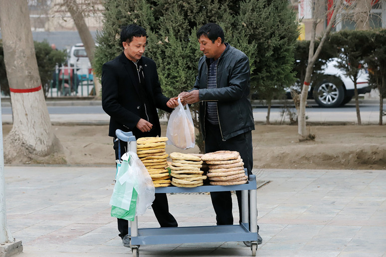 Urumçi’de iftar saatinde bir aileye konuk olduk: Dinimiz korunuyor, camiler hep açık - Resim : 2