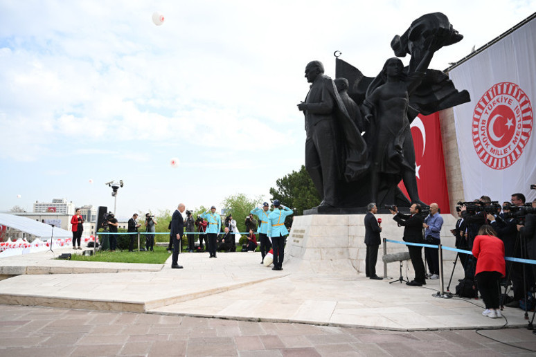 Türkiye, 23 Nisan'ı kutluyor: Devlet erkanı Anıtkabir'de - Resim : 1