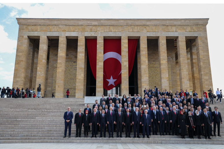Türkiye, 23 Nisan'ı kutluyor: Devlet erkanı Anıtkabir'de - Resim : 2