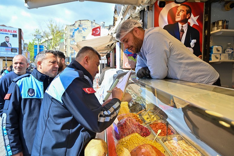 Beşiktaş'ta 4 kumpirci kapatıldı! 20 esnafa da ceza yazıldı - Resim : 1