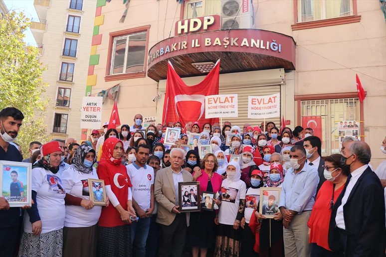Bu Anneler Günü’ne en büyük armağan! Şehitlerimizin gözü açık gitmesin Çocuklarımız ABD uşağı olmasın - Resim : 1