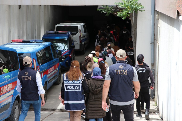 Gaziantep’te FETÖ soruşturmasında yeni gözaltılar… Ağlarına düşürdükleri gençleri gezdirmişler - Resim : 1
