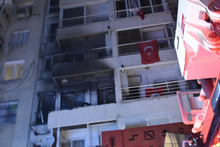 İzmir’de gece yarısı gaz patlaması! Dört kişi yaralandı, daire kullanılamaz hale geldi - Resim : 1