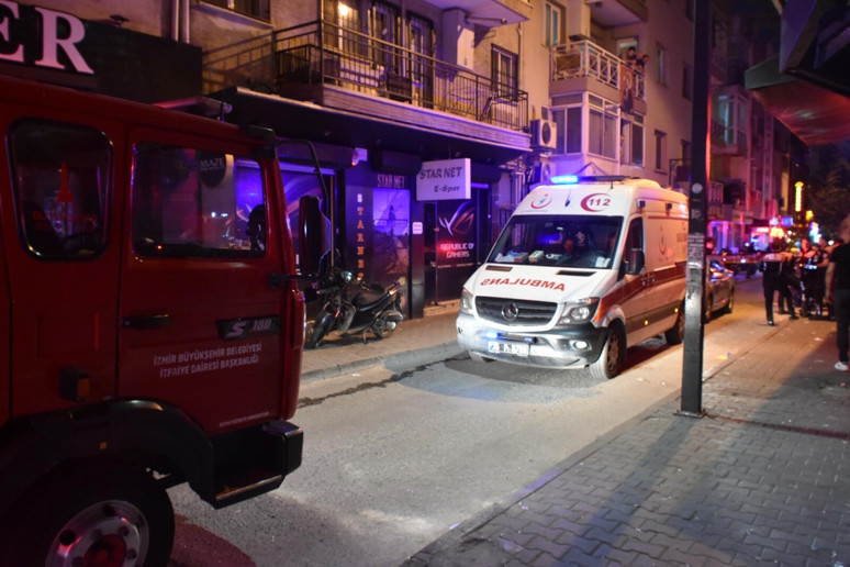 İzmir’de gece yarısı gaz patlaması! Dört kişi yaralandı, daire kullanılamaz hale geldi - Resim : 2