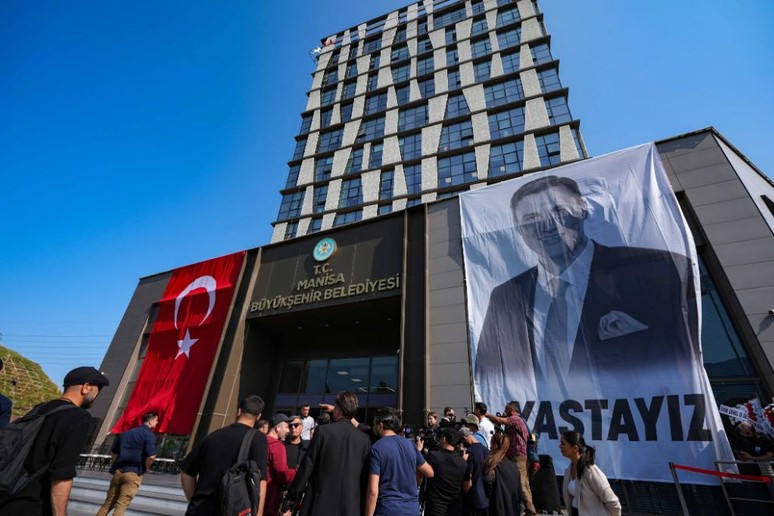 Ferdi Zeyrek'e veda: Son yolculuğuna uğurlandı - Resim : 3