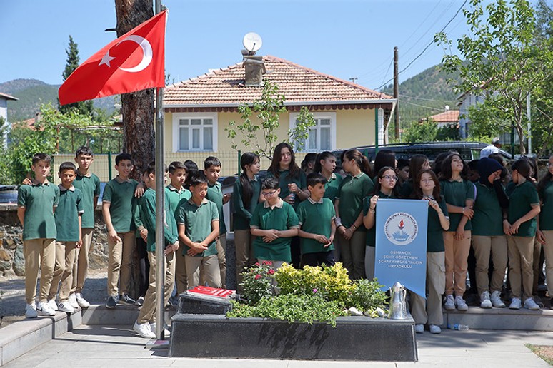 Şehit öğretmen Şenay Aybüke Yalçın, kabri başında anıldı - Resim : 2