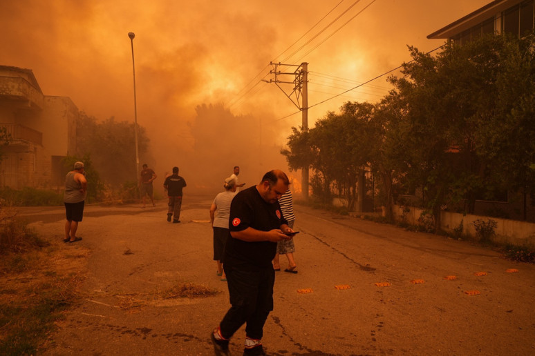 İzmir yangını çok hızlı yayılıyor: Alevler evlere sıçradı! İşte son gelişmeler… - Resim : 3