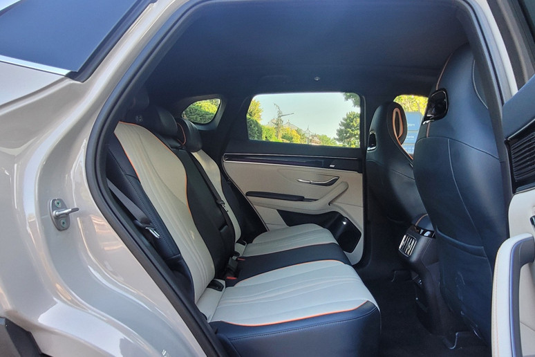 Sessiz güç, dengeli sürüş: BYD Seal U EV 2025 sürüş izlenimi - Resim : 6