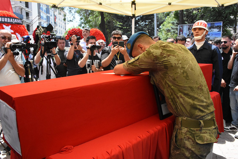 Türkiye şehitlerini uğurladı - Resim : 3