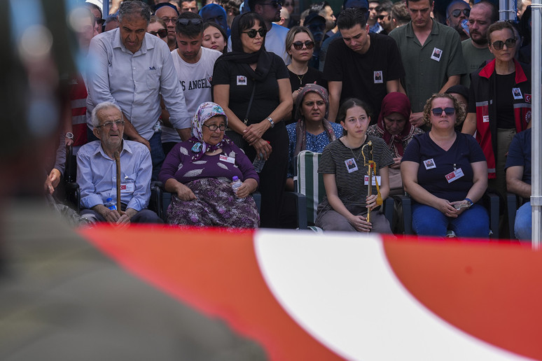 Türkiye şehitlerini uğurladı - Resim : 7