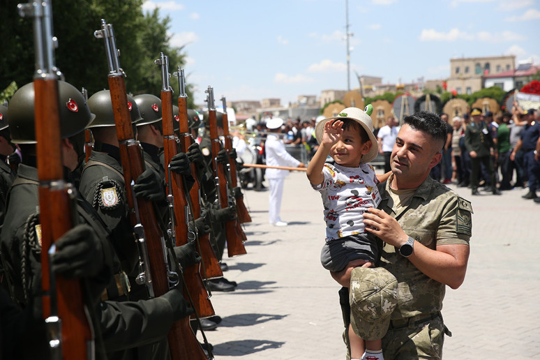 Türkiye şehitlerini uğurladı - Resim : 9