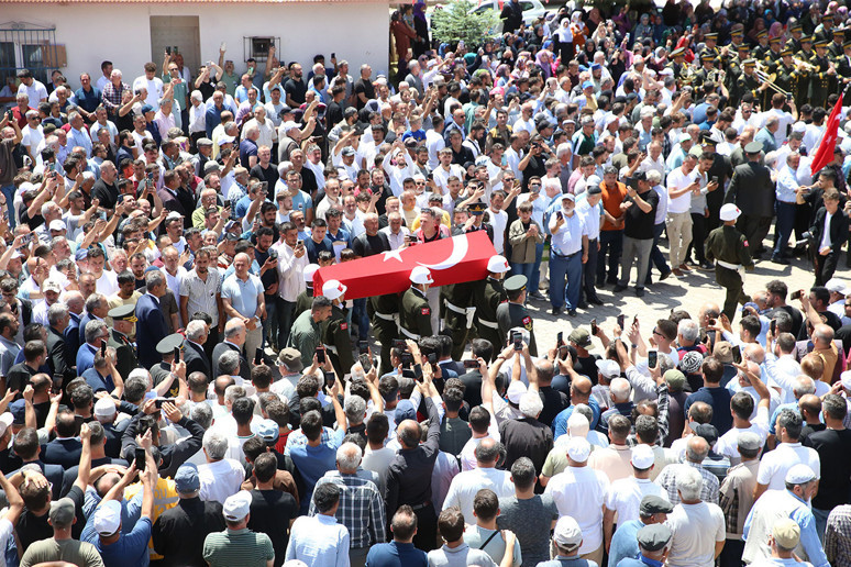 Türkiye şehitlerini uğurladı - Resim : 2
