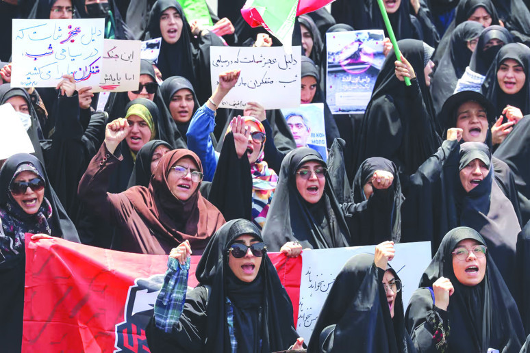 Gazeteci Azar Mahdavan: ‘İranlı kadınlar 12 Günlük Savaşta millî cephede birleşti’ - Resim : 4