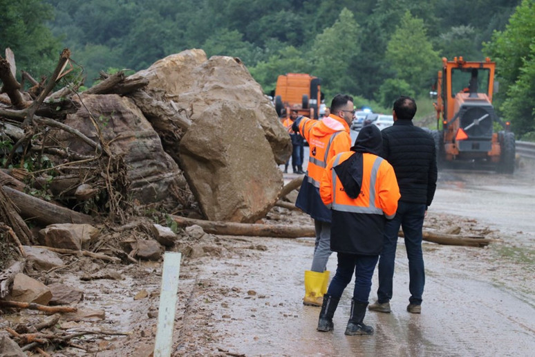 Dereler taştı, yollar kapandı... Karadeniz'i sel vurdu! - Resim : 4