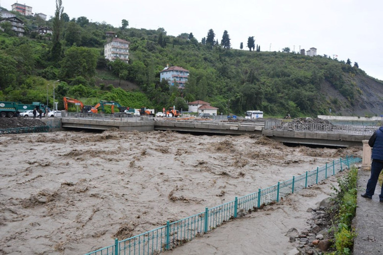 Dereler taştı, yollar kapandı... Karadeniz'i sel vurdu! - Resim : 3
