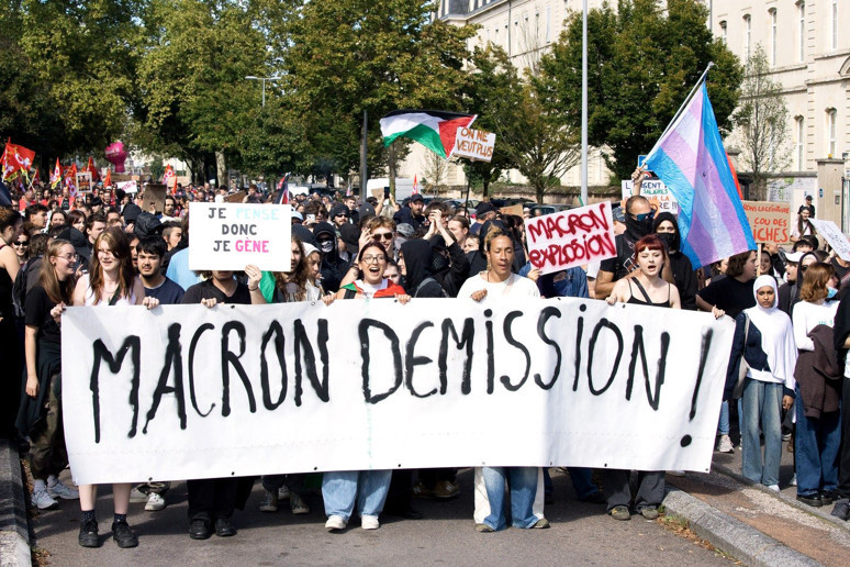 FRANSA’DA HAYAT DURDU! Hedef Macron ve kemer sıkma bütçesi - Resim : 5