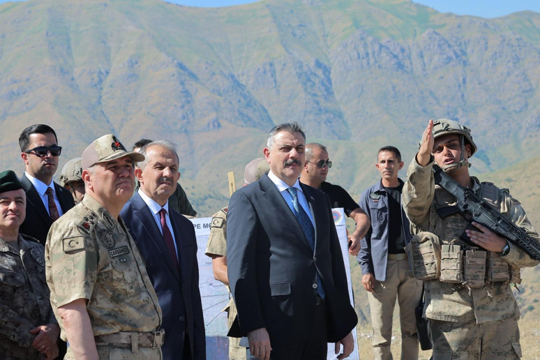 İçişleri Bakanı Mustafa Çiftçi, Hakkari Şemdinli'deki Zirvin Üs Bölgesi'ni ziyaret etti - Resim : 2