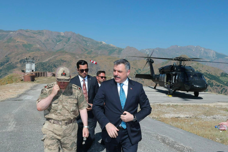 İçişleri Bakanı Mustafa Çiftçi, Hakkari Şemdinli'deki Zirvin Üs Bölgesi'ni ziyaret etti - Resim : 3
