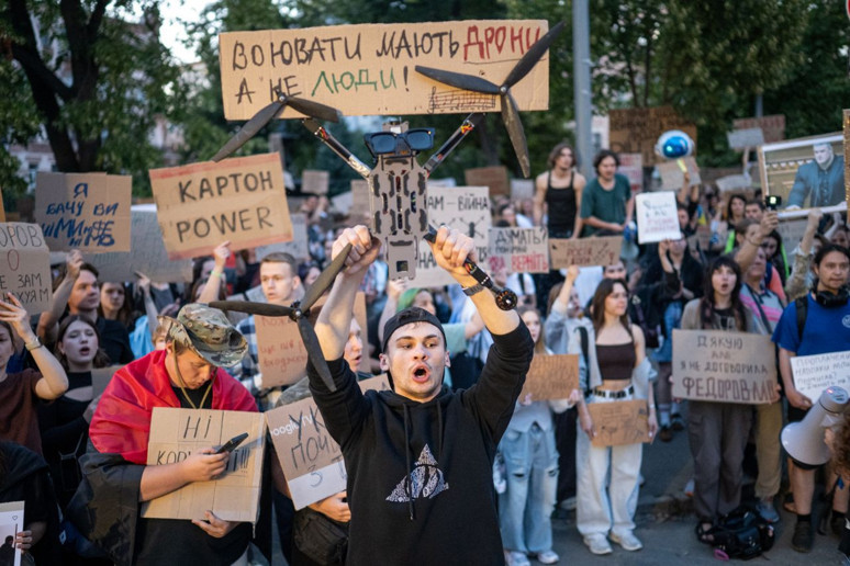 Ukrayna'da protestolar yayılıyor: 21 şehirde halk sokaklarda - Resim : 1