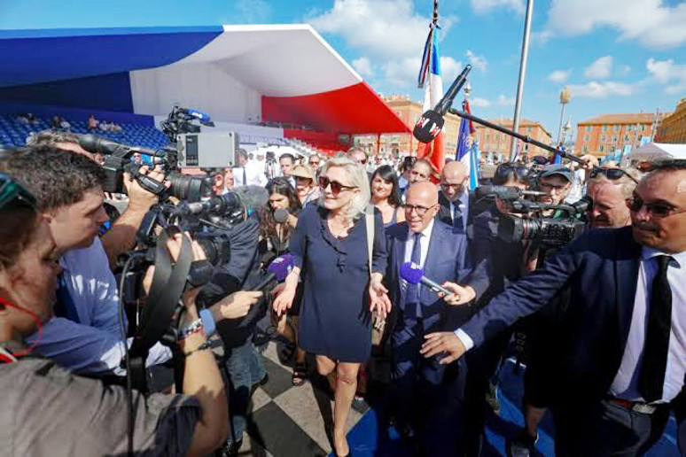 Fransa Cumhurbaşkanlığı Se&ccedil;imleri (1) Marine Le Pen a&ccedil;ık ara &ouml;nde - Resim : 3