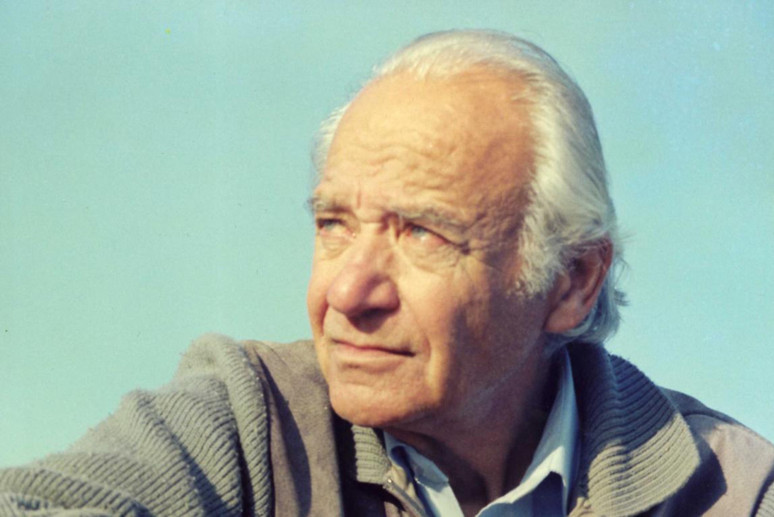 ‘Şiir kanayan yaraya seslenir’
