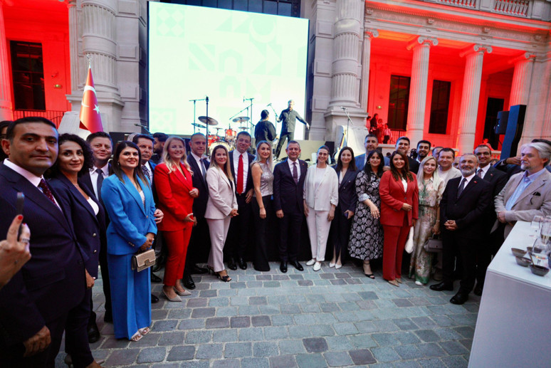 Gazze ve Şam'a gideceğim diyen Özel, soluğu Paris'te aldı! - Resim : 1