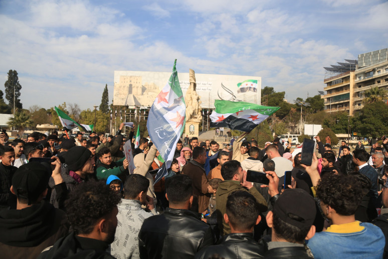 Halep'te Suriyeliler PKK/YPG'yi protesto etti, Şam'ı göreve davet etti! - Resim : 4