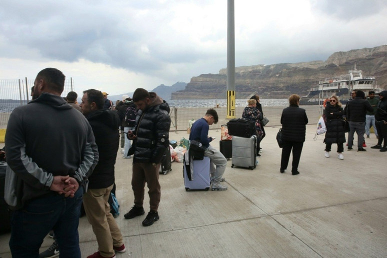 Santorini'de deprem fırtınası dinmiyor: 11 bin kişi adadan ayrıldı - Resim : 2