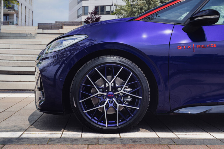 Sınırlı sayıda ve özel tasarıml olarak Volkswagen ID.3 GTX FIRE+ICE seri üretime girdi - Resim : 2