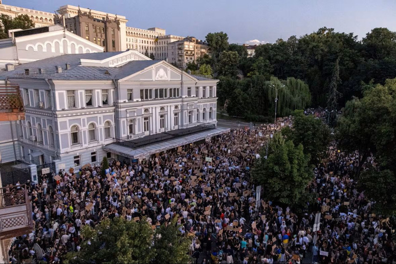 Kiev üst üste beşinci gün sokakta: Zelenskiy'in yolsuzluk geri adımı öfkeyi dindiremedi - Resim : 1