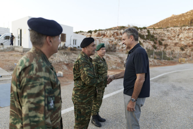 Miçotakis'ten Meis Adası'nda askerli poz - Resim : 1