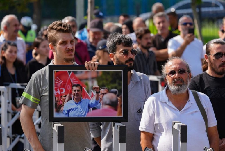 Ferdi Zeyrek'e veda: Son yolculuğuna uğurlandı - Resim : 1