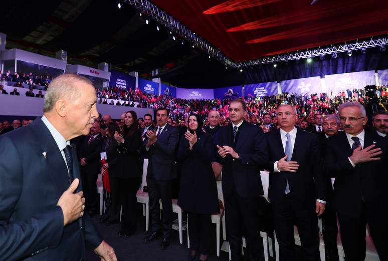 Deprem anması 'icraat' şovuna dönüştü... Cumhurbaşkanı Recep Tayyip Erdoğan Adıyaman'da 6 Şubat anmasında - Resim : 3