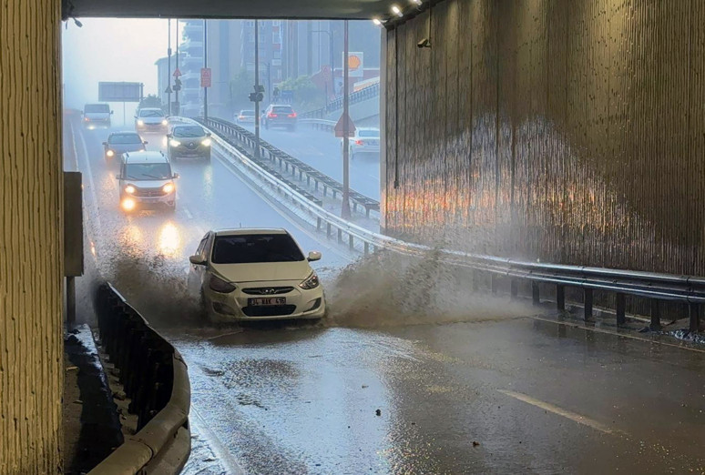İstanbul'da caddeler göle döndü! Beklenen yağış felç etti - Resim : 1