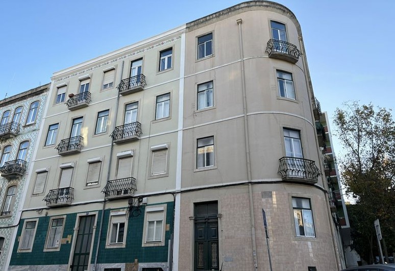 Fernando Pesso'nın kaldığı evin de yer aldığı apartman (En sağdaki).