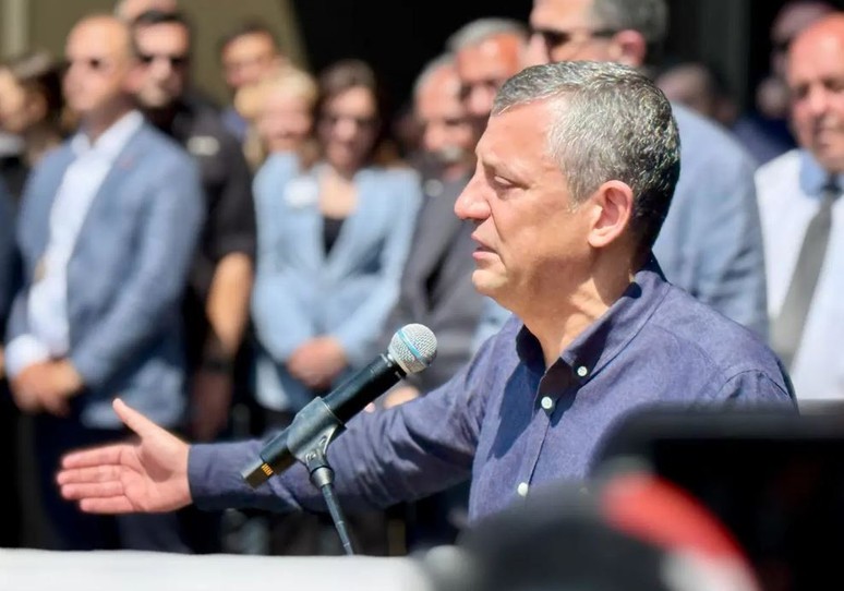 Ferdi Zeyrek'e veda: Son yolculuğuna uğurlandı - Resim : 5