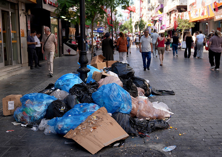 İşçiler biriken çöpleri temizledi! Karşıyaka’da maaşlar yatmazsa eylem sürecek - Resim : 1