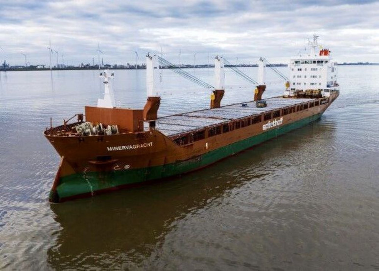 Yemen açıklarında seyreden bir kargo gemisi isabet alarak alevler içinde kaldı - Resim : 1